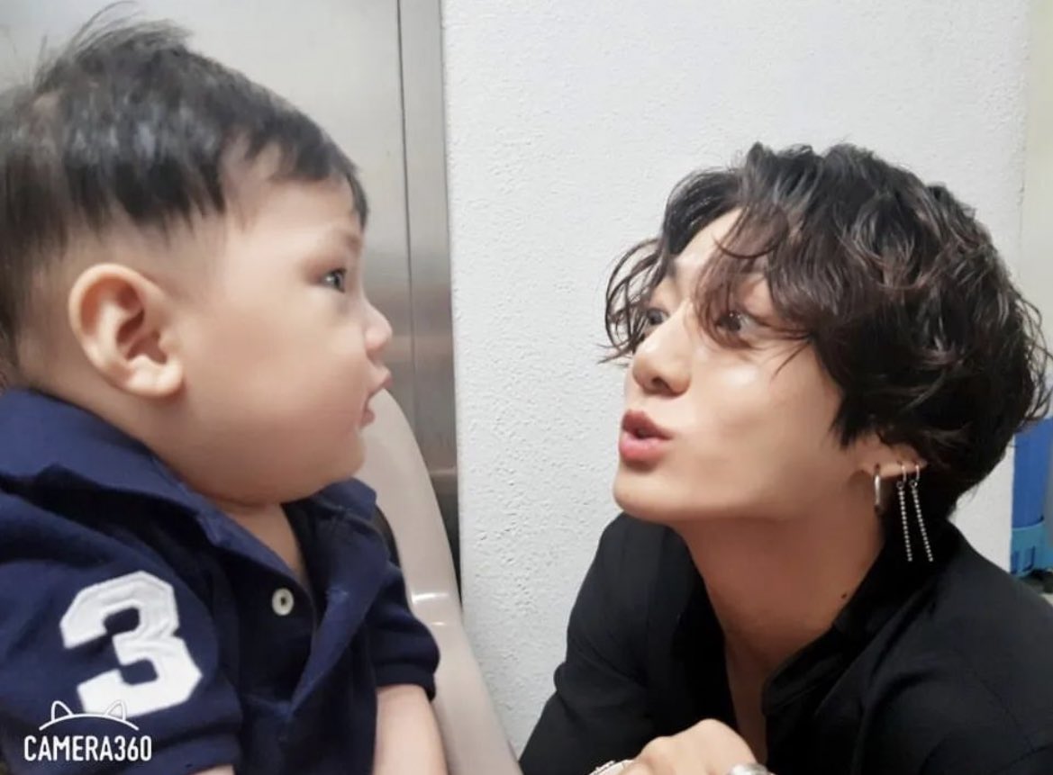 erule_1204's tweet photo. 전정국 이렇게                      뒤에서
무대해놓고                           이랬다는거지 https://t.co/ILOaIKLKht