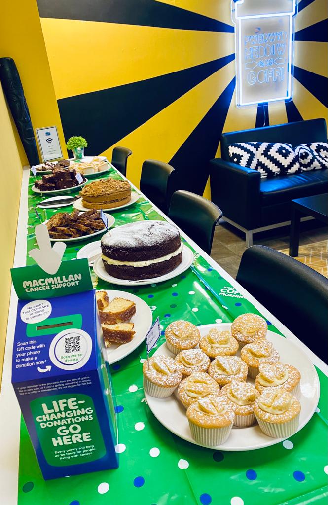 yr_atom's tweet photo. Diolch i bawb am ddod i gefnogi Bore Coffi Macmillan ni ddydd Gwener diwethaf. ☕

Codwyd £87 tuag at @macmillancancer💚Roedd yn braf croesawi Anna o @MacmillanCymru atom!

Diolch i'r tenantiaid am gyfrannu cacennau at y bore coffi, roedd 'na wledd yma🧁🍪🍰

#borecoffi https://t.co/FaUbiUbrPF