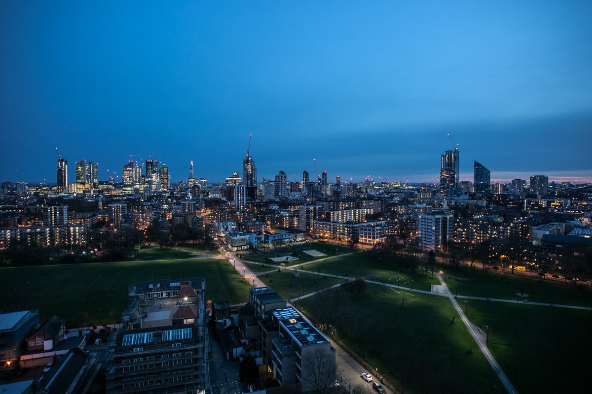 As the nights draw darker and the weather turns cooler, enjoy a cosy night in overlooking London's breathtaking city skyline at #AnthologyHoxtonPress.

Book your viewing of our stunning dressed apartments in Hoxton today:
📱020 3308 9813
⌨️ hoxtonpress@lifestory.group 🌃