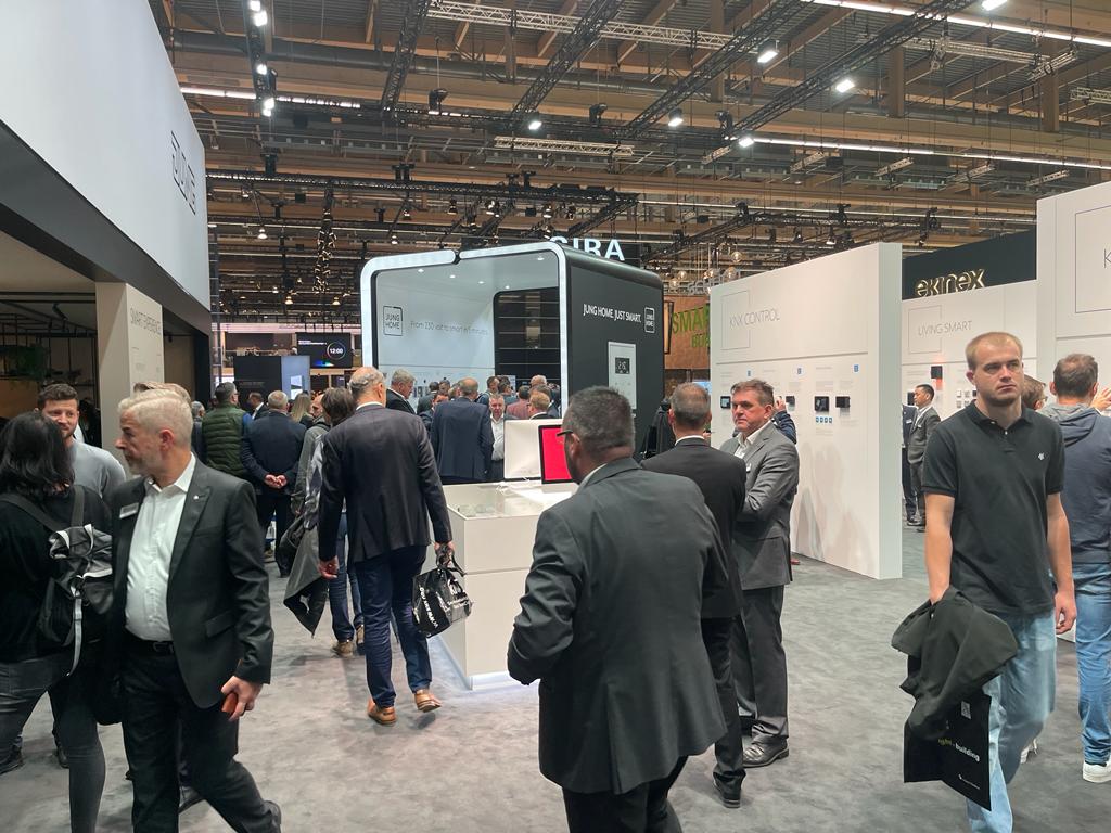 JUNGLONDON's tweet photo. Light + Building 2022 in Frankfurt 💡🏘️🏢

highlights of day one 
getting to see our new launches IRL 👍
a very busy stand 😅
finally seeing colleagues in person again after nearly three years! 😊

#AlbrechtJUNG #JUNGLondon #JUNGKNX #JUNGSwitch #JUNGSocket https://t.co/USGz3Govy5