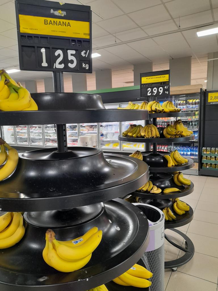 FAsintomatico's tweet photo. El plátano de Canarias frente a la banana de Costa Rica en un supermercado español. 
La imagen es desoladora.
Quien quiera entender que entienda. https://t.co/BRcNPCFYFi