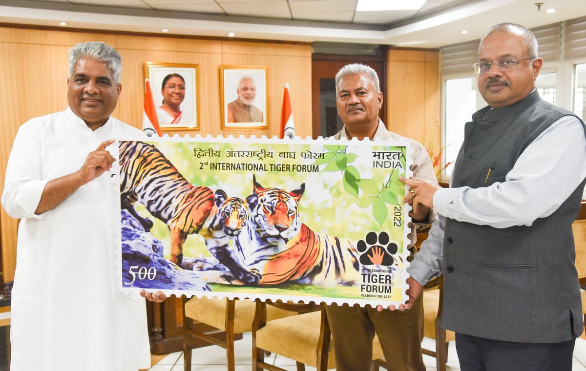 DGF & SS and ADG-NTCA presented a commemorative postal stamp to the Hon’ble Minister for EF&CC, Shri @byadavbjp on the occasion of the 2nd International Tiger Forum held at Vladivostok, Russia where Tiger Range countries reaffirmed their commitment to tiger conservation.