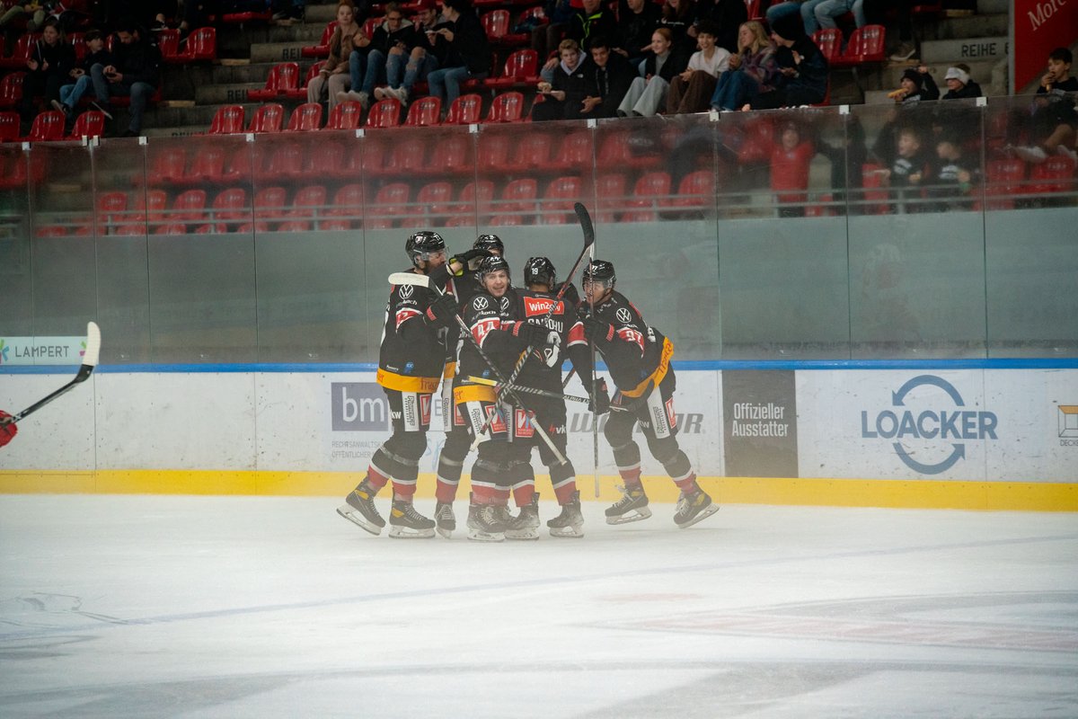 pioneersvbg's tweet photo. 📸 Einmal lächeln bitte 😁
Zum Spielbericht https://t.co/CJpZOwSycN
🎙 Die Stimmen zum Spiel https://t.co/Mj5MWVKITS
#PIVHCB #actionpics #victorymonday https://t.co/fTKJd86qxT