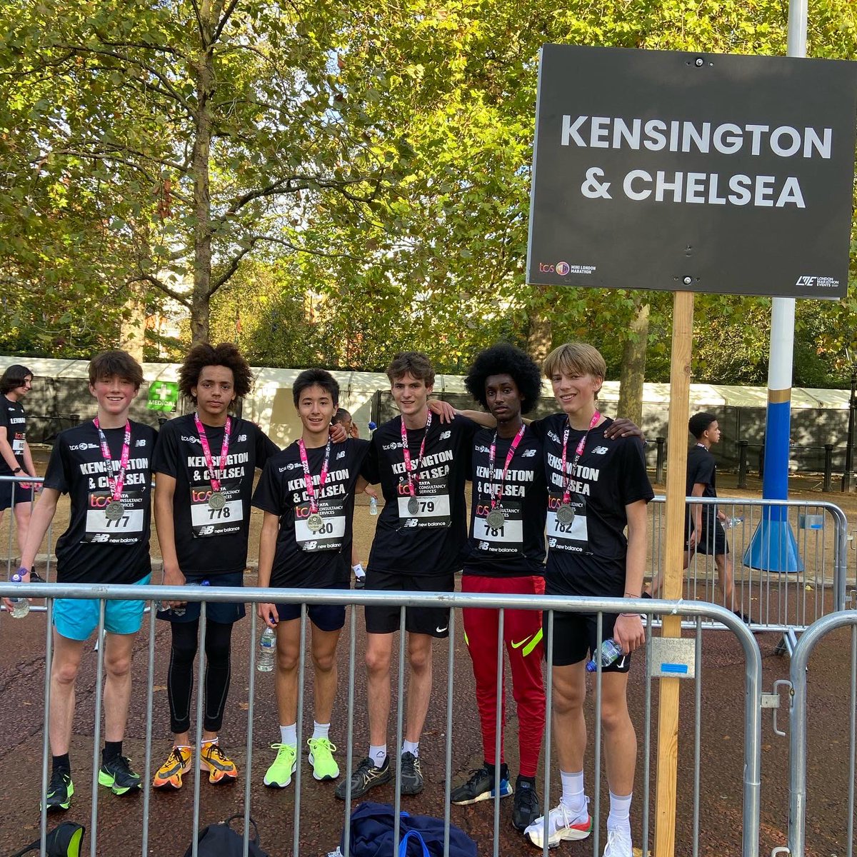 LdnSportsTrust's tweet photo. Kensington and Chelsea at @LondonMarathon ! 32 young people took part in U13 U15 and U17 with a huge 5th place in U17 boys! 🏃‍♀️🏃‍♂️🏅 @RBKC @RBKCMayor @KAA_Intrepidus @CardinalVaughan @QueensGateSch @chelseaacademy @Chelseafoundat1 https://t.co/eApNVxJFvY