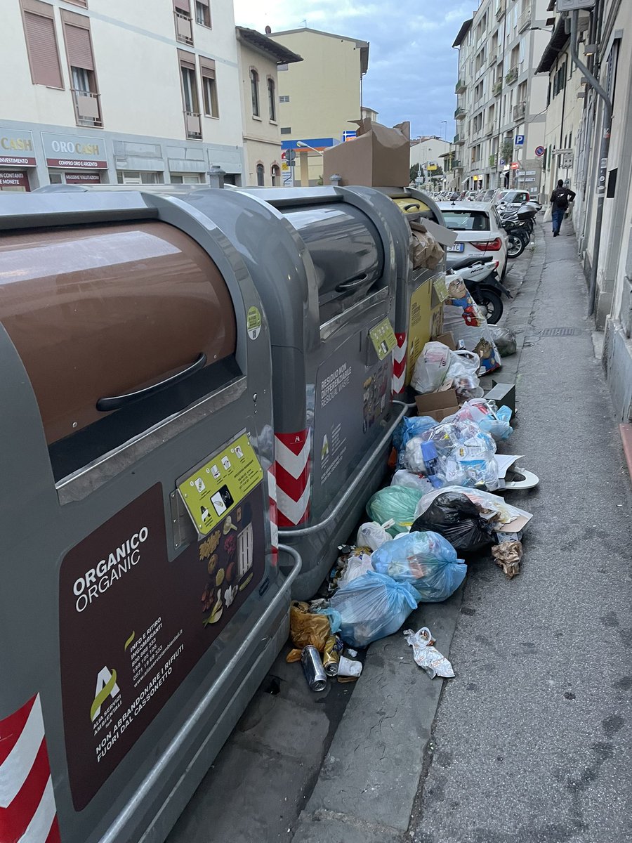 MatteoUrru's tweet photo. @DarioNardella non si può far niente questa inciviltà? È inutile minacciare le multe se nessuno controlla #Firenze #trash #florenceundertrash https://t.co/tz4Y1KB8nA