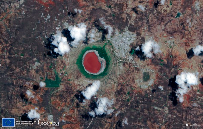 cdeualmeria's tweet photo. Celebramos el #DíaMundialdelHábitat, con esta 📸de @CopernicusEU del lago #Lonar, un #humedal en #India 🇮🇳, rico en #biodiversidad 🦩🦆
Formado por impacto de 💫 #meteorito hace ➕ de 50.000 años, se tiñó repentinamente de rosa por #halobacteria.
🛰️#Sentinel2🇪🇺 junio de 2020 https://t.co/q8sf7gGALE
