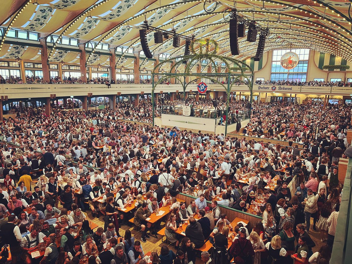 MeindlFCB's tweet photo. Ein Prosit, ein Prosit, der Gemütlichkeit! 🍻 @StadtMuenchen @muenchen @octoberfest @HackerPschorrUS @inmuenchen @StadtA_Muenchen @mucstadtmuseum https://t.co/L65Cdg67q8