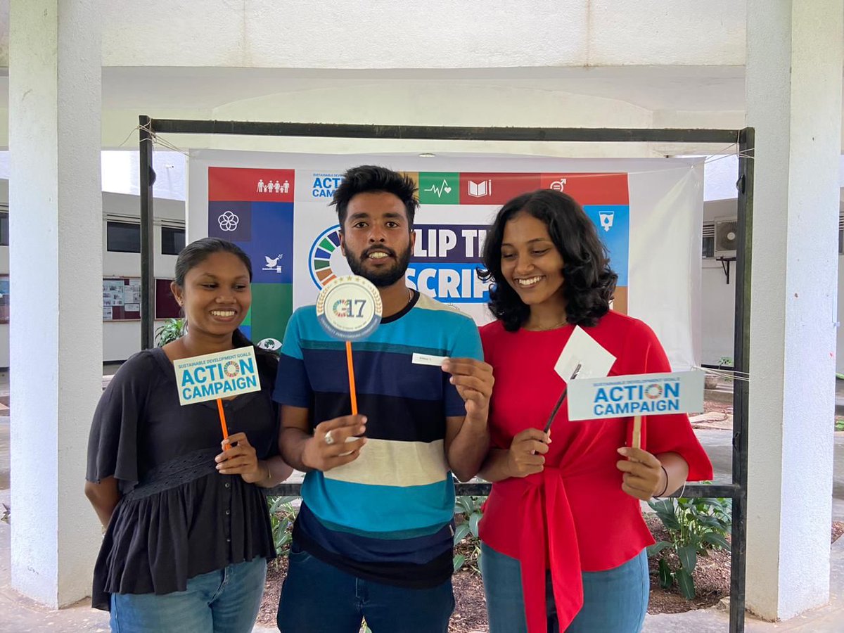road2rights's tweet photo. #SDGs are important as they educate the next generation of decision-makers who will have a critical impact on the future of the🌏!

Here's a glimpse of the Ambassadors of University of Colombo @g17srilanka creating awareness about the SDGs!

#Road2Rights #G17 #Act4SDGs #SriLanka https://t.co/9gim9SirSw