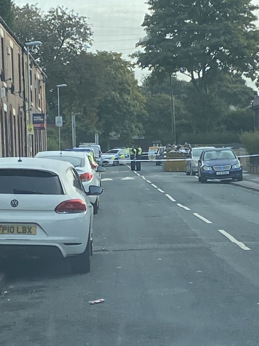 samhopley85's tweet photo. Police presence on Gale St, Syke. Road completely closed, lots of police in the area. @RochdaleOnline @MENnewsdesk https://t.co/GaBgaMMofD