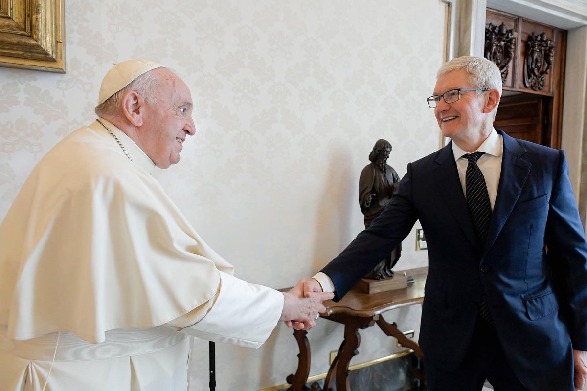 EwtnItalia's tweet photo. Papa Francesco ha ricevuto in Udienza l’amministratore delegato di Apple Timothy Donald Cook, meglio noto come Tim Cook. 📸 Credit: Vatican Media #PapaFrancesco #TimCook #Apple #iPhone #iPad #Mac #TimCookAppleCEO #TimCookApple https://t.co/gEVtE2Y0AJ