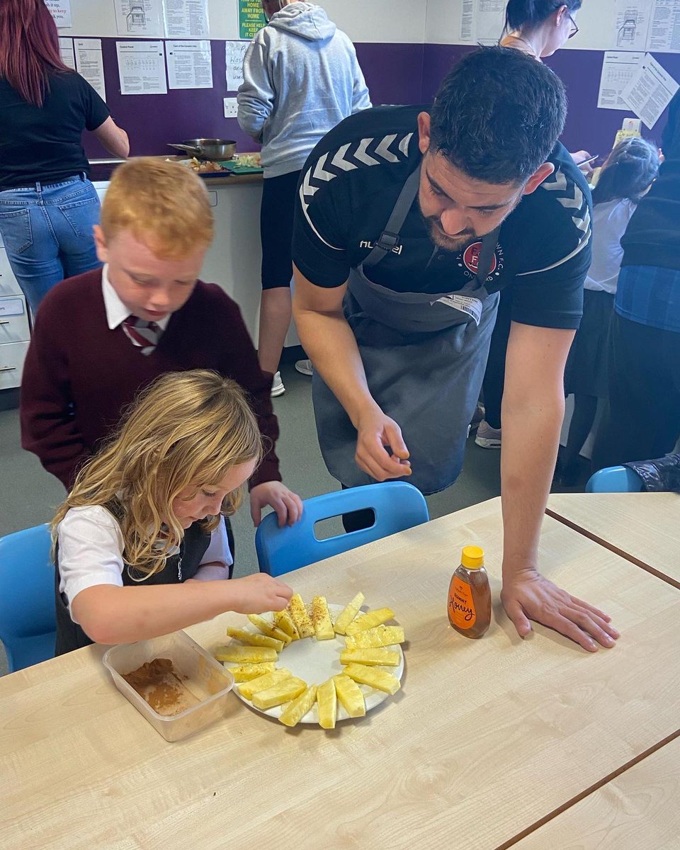 FTFCCommunity's tweet photo. 🥦🥕 PASTA 🍅🥔

Families have been cooking up a storm this half term at Charles Saer with @healthy_headsEd 

We’re already halfway through the programme!! Here’s some pictures of what we’ve been up to … 😋 🏃🏽‍♂️ 

#OnwardTogether

@wyrecouncil @LancashireCC @Oncore_Food https://t.co/xwMsne5ked