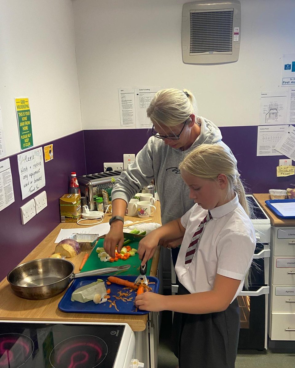 FTFCCommunity's tweet photo. 🥦🥕 PASTA 🍅🥔

Families have been cooking up a storm this half term at Charles Saer with @healthy_headsEd 

We’re already halfway through the programme!! Here’s some pictures of what we’ve been up to … 😋 🏃🏽‍♂️ 

#OnwardTogether

@wyrecouncil @LancashireCC @Oncore_Food https://t.co/xwMsne5ked