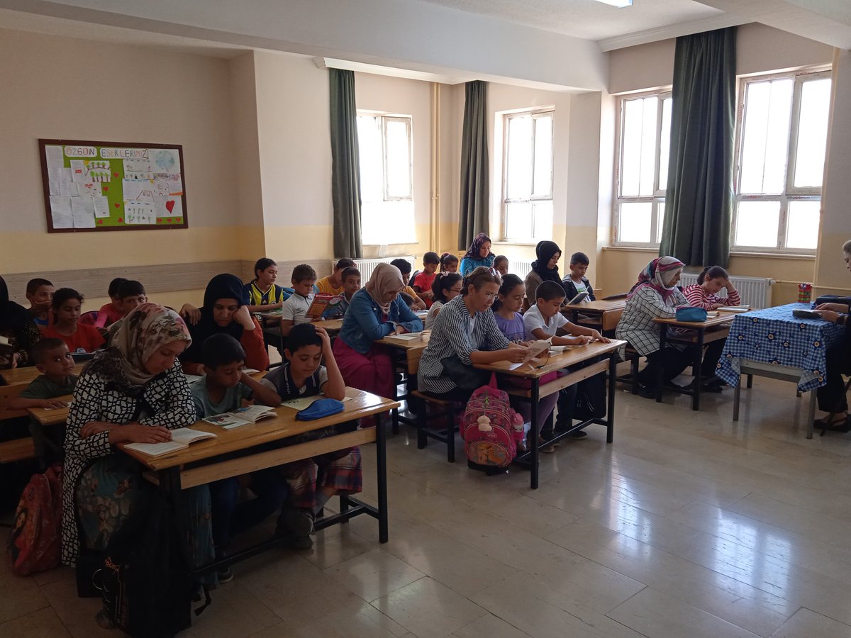 Annemle okuyorum programında öğrencilerimizi yanlız bırakmayan farkındalık oluşturmaya destek veren ilçe milli eğitim müdürümüz Mehmet Vural,okulumuzun manevi annesi Aysel Dondurmacı ve tüm annelerimize teşekkür ediyoruz <a href="/valisalihayhan/">Salih AYHAN</a> <a href="/Mvural63/">Mehmet VURAL</a> <a href="/sanliurfammem63/">Şanlıurfa İl Milli Eğitim Müdürlüğü</a> <a href="/HaliliyeMem/">Haliliye İlçe Milli Eğitim Müdürlüğü</a>