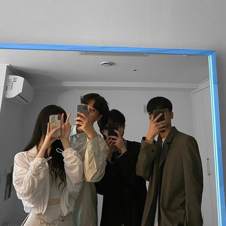 mizu-updated.⠀
2022年10月3日
disabled.

happy bf’s day to my best boys. kisses for you three.