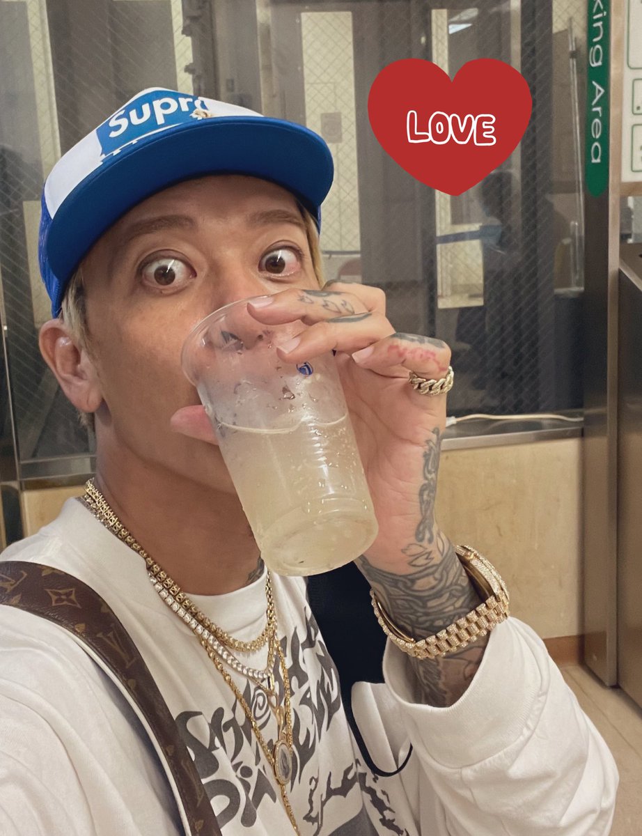 t_Ace_ZERO's tweet photo. 最後の最後に売ってないからファン達が用意してくれたハイボールが最高に美味い。ありがとう。今回わざと行く場所を知らせてみんなと会った。もうコロナが終わるから段々と会いに来てくれる人達も戻り表情も明るくなってきてるって確認できた。今回コレが知りたかった。来年はワンマンできるなコレは。 https://t.co/SkKul2R3gn