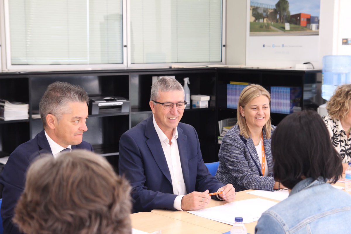itenergia's tweet photo. El conseller de @GVAeconomia @rafacliment_ nos apoya en la reunión con la @UCNorte para la puesta en marcha del centro de I+D+i de tecnologías de #litio en Chile. Pytos. de luces largas para la generación de sinergias entre ambos centros @itenergia @GVAivace @Redit_es #SQM https://t.co/IvYD0nsTvi