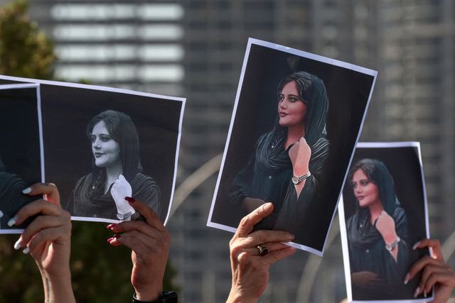 CNF_it's tweet photo. Il #CNF condanna la violenta repressione in Iran per le proteste dopo la morte di #MahsaAmini, torturata per non aver indossato il velo in modo consono, e l’attività #HadisNajafi, uccisa per aver mostrato i capelli. 

Leggi: https://t.co/0M2jpc2tMn https://t.co/VHtNLjLpDD