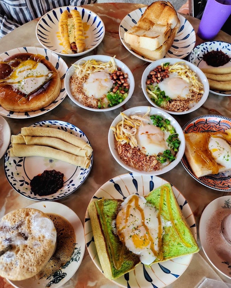 MalaysianFoods's tweet photo. TEMPAT SARAPAN PAGi BEST DEKAT MERU KLANG, SELANGOR !

Kalau nak merasai suasana nolstagia boleh lah ke sini Warong Che Limah makan Ala² Zaman Dulu² Siap pula didendangkan dengan Lagu² retro seperti P.Ramlee💃.

📌WARONG CHE LIMAH, Klang https://t.co/Zk4MMOzcm8