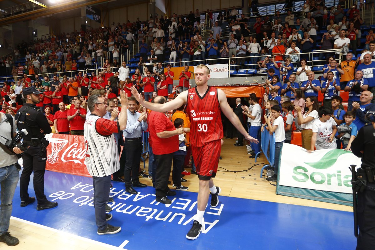 BFuenlabrada's tweet photo. 🎩Se retira un tipo que es todo un caballero. Encantador en el trato y gran profesional.

⛹️‍♂️Dos temporadas vistió nuestra camiseta.

🙃 Más majo que las pesetas, don Daniel Clark.

Mucha suerte en tus nuevas andanzas, @Dan00Clark  

#FuenlADN #25FuenlACB https://t.co/KXdfgWpjPZ