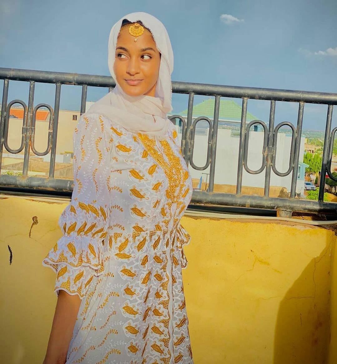 humairehhassan's tweet image. Am 17 can you and I date????