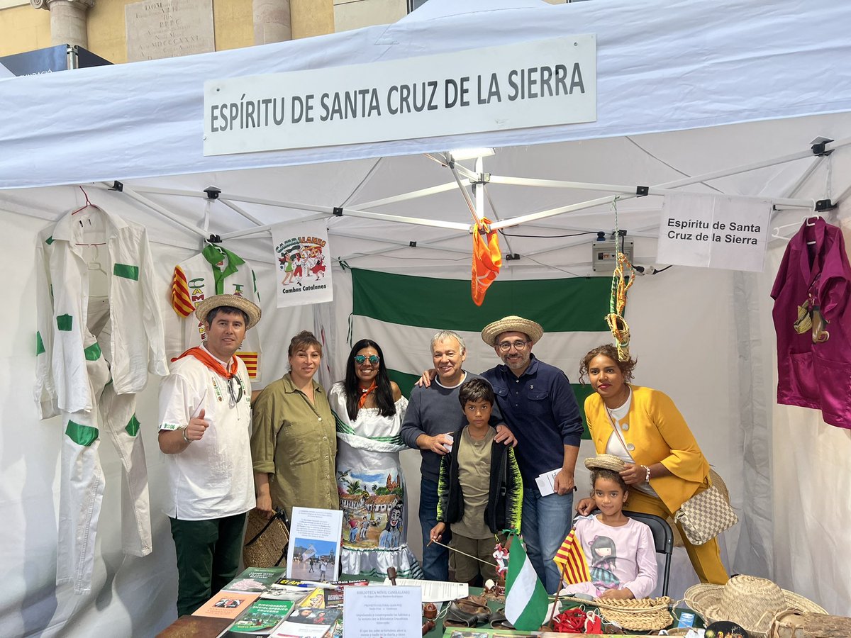 SantaCruzSCZ's tweet photo. Gracias @GabrielFerDiaz por visitar nuestra carpa, interesarse por nuestra asociación, identidad cultural, proyectos, charlar, dedicarnos minutos y escucharnos en la actividades central Mescla't 2022. #SantaCruzSCZ. #IdentidadCruceña
#SCZSBD #Mesclat #Mesclat2022
#CambalanesTv https://t.co/l1pciLGi21