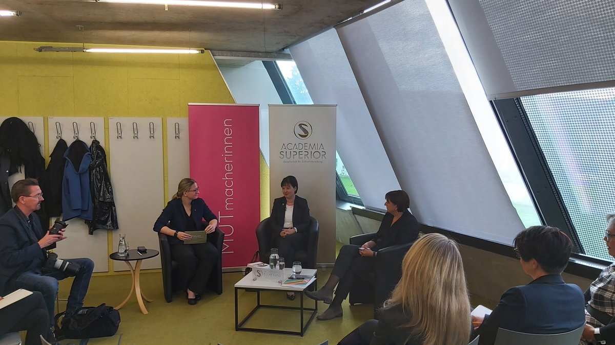 acad_sup's tweet photo. Heute sprechen wir mit Regina Aichinger und Cäcilia Innreiter-Moser von der @jkulinz und @fhooe über die Gläserne Decke in der Wissenschaft
#MUTmacherinnen https://t.co/jNxkpwoKUH