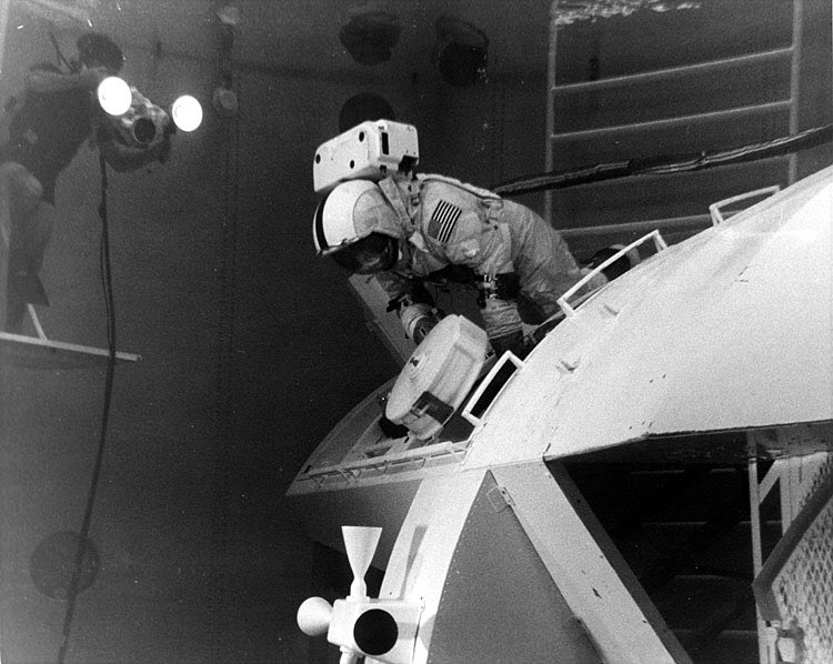 pilliarscreatio's tweet photo. 50 years ago today Ron Evans practices one of the coolest things experienced during the Apollo program - the deep space EVA. 
Evans is using the Water Immersion Facility at JSC to simulate the collection of film canisters from the instrument bay.
1/2 https://t.co/45eixEd8Qy