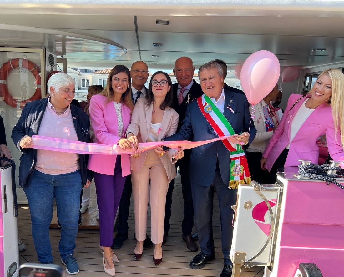 #PREVENZIONE 🎀 Parte oggi da Piazzale Roma il #VaporettoRosa. 

Per tutto il mese di ottobre visite gratuite, conferenze e informazioni. 

Un viaggio ricco di appuntamenti per portare in tutto il territorio il messaggio che “la prevenzione è vita!”