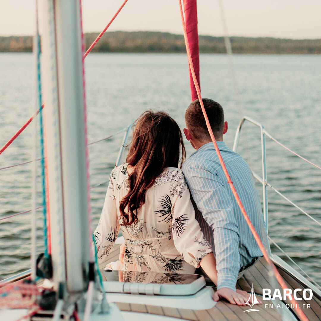 Love is in the sea 💙 
.
.
.
.
#barcos #navadelbarco #boat_barco #fiestaenbarco #paseoenbarco #alquilerdebarcos #barcosycosas #barcodepapel #elbarco #barcosdepapel #viajeenbarco #fiestasenbarco #málaga #marbella #fuengirola #caleta #puertobanus #estepona