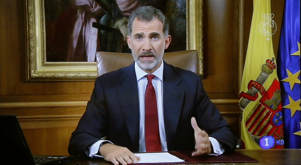 jpurias's tweet photo. Se cumplen 5 años del peor momento, en mi opinión, de Felipe VI.
Saltándose su papel constitucional y contra la opinión del Gobierno, hizo un discurso apoyando solo a los catalanes que no votan independentismo...cuando la policía había apalizado a miles de ciudadanos pacíficos. https://t.co/h1e228o1Kd