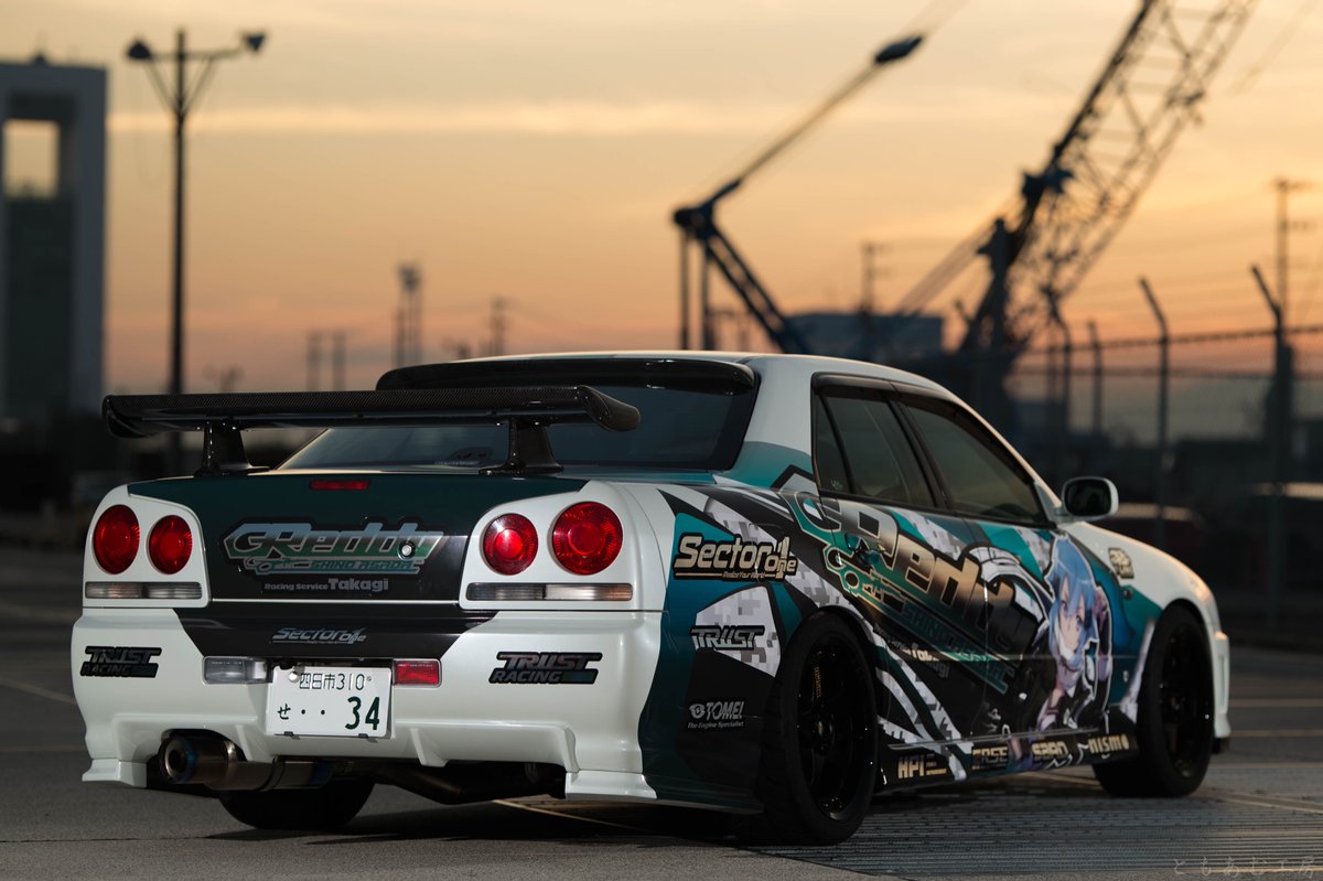 t_b_s_ER34's tweet photo. シノンGGOver.×GReddy
イベントに向けて仕様変更しました。
携わって頂いた皆様ありがとうございました。

デザイン:SectorOne Liese様 @SectorOneDesign @Liese_s1 
印刷・施工:printhouseYAMATO様 @ph8010 
車両製作:RS-TAKAGI様 @rs_takagi 
外装:OkuboFactory様 @of3437
撮影:ともあむ様 @Tomo_am https://t.co/KUAxYfdRBM