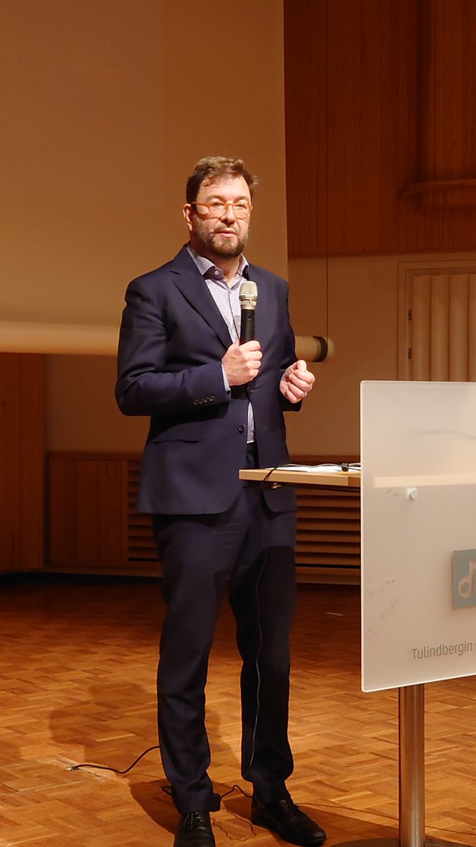 pasiahoniemi's tweet photo. Tervan tie ry:n järjestämässä Oulu-Kainuu -vyöhykkeen liikenneseminaarissa vuorossa Ministeri Harakan puheenvuoro.
#liikenne https://t.co/1N2uAZR4MH