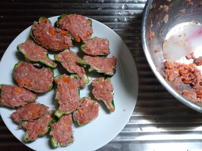 とかなんとかやっているうちにピーマンの肉詰めが出来てゆく
#主夫 