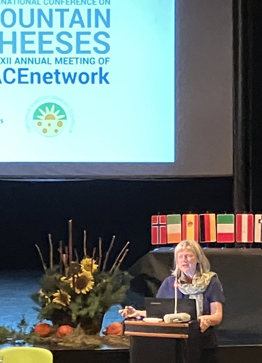 EleveursChevres's tweet image. La conférence annuelle du congrès de #FACEnetwork démarre! Premier discours de la nouvelle présidente de  @JurssKerstin, élue hier. Cette année la Slovénie a voulu mettre l’accent sur les fromages de montagne, fil rouge de la conférence sur les fromages fermiers et artisanaux🧀