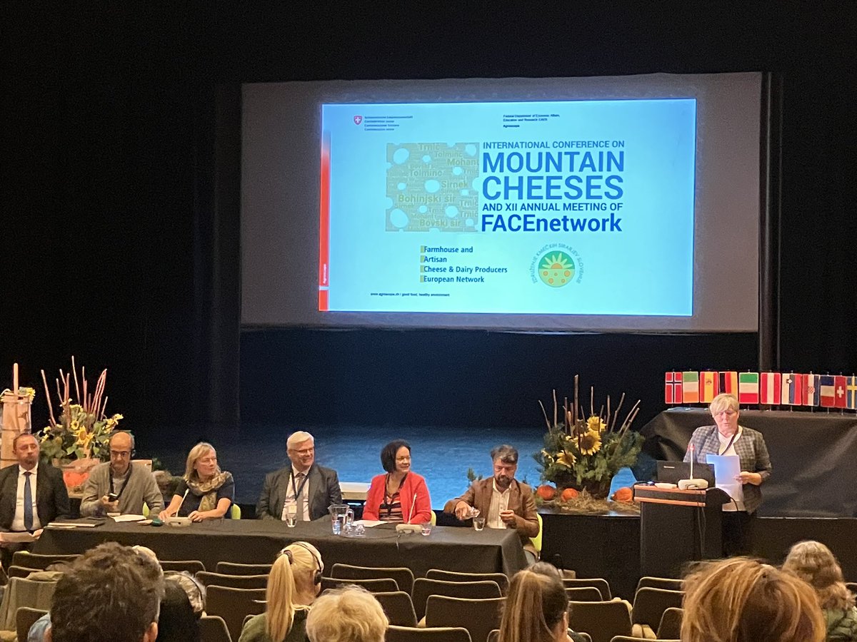 EleveursChevres's tweet image. La conférence annuelle du congrès de #FACEnetwork démarre! Premier discours de la nouvelle présidente de  @JurssKerstin, élue hier. Cette année la Slovénie a voulu mettre l’accent sur les fromages de montagne, fil rouge de la conférence sur les fromages fermiers et artisanaux🧀