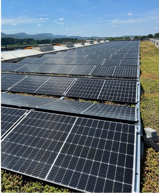 Bei der INTERSTAHL SÜD GmbH in Donzdorf, wurde eine Photovoltaikanlage mit einer Spitzenleistung von 242 kWp inklusive eines 65kW Industriespeichers installiert. Die Solarmodule liefern ausreichend Ökostrom, um einen Autarkiegrad von 72 % zu erreichen.