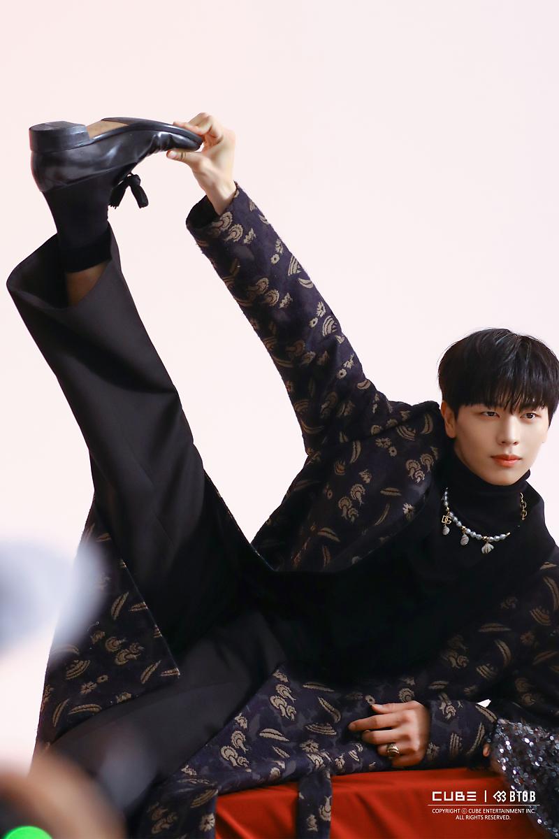 jovelEsmine's tweet photo. If U think this is YOOK SUNGJAE, THINKS AGAIN!😅

No. This is not Yook Sungjae, this is YOOK JALDDOO, THE HANDSOME WEIRDO kid from BTOB💙😆🦊 https://t.co/8E2iUvkDRt