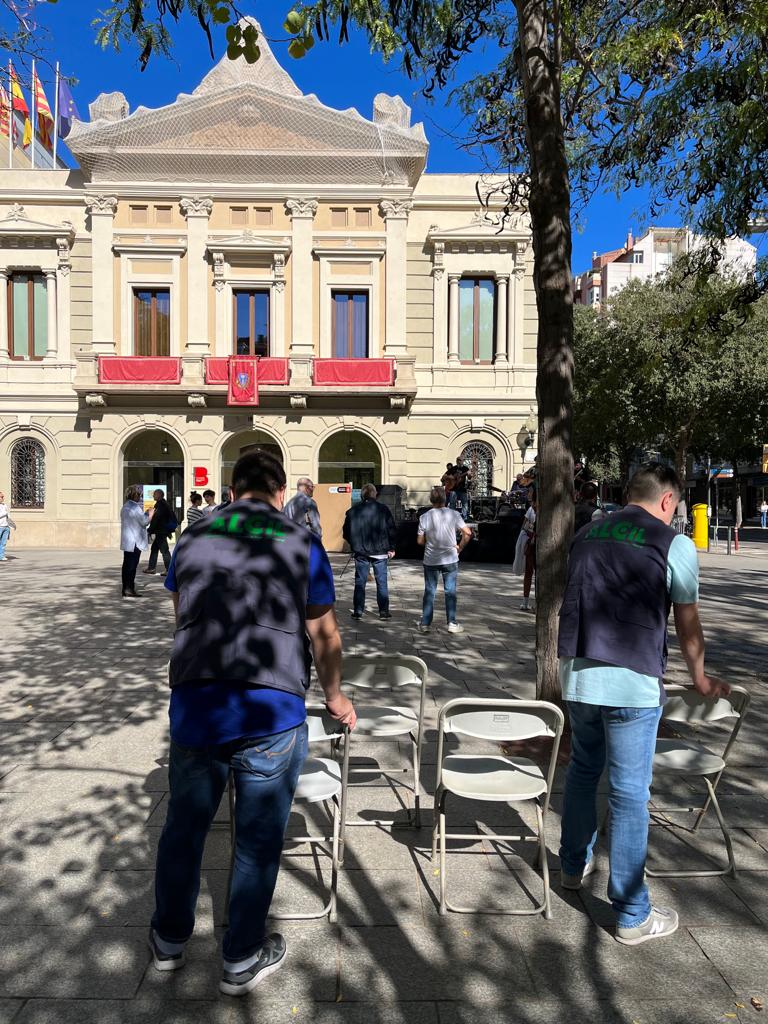 GrupCHMSM's tweet photo. 🎆[FESTA MAJOR]

#ALCIL participa un any més en la Festa Major de @BCN_LesCorts col·laborant en tasques de col·locació de cadires en el "Concert de migdia Contra la Soledat. Reconnectem" a la Pl. Comas

Molt contents d'estar un any més a la FESTA MAJOR!!
👏🏽👏🏽👏🏽 https://t.co/NWZUARklXc