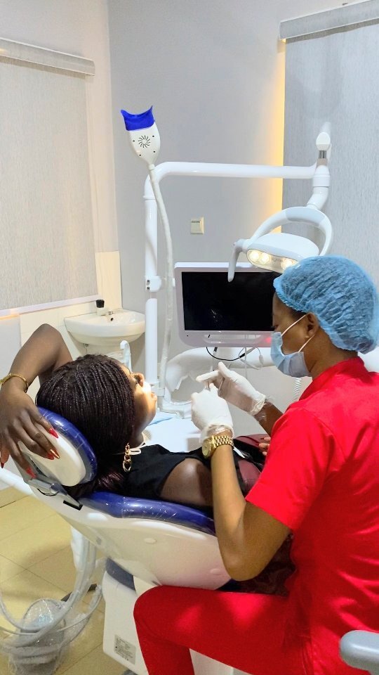 doversdental's tweet image. Client consultation. 

Start your dental health journey with us. 

Book an appointment by simply contacting us at 0805 516 2585 or simply sending us a dm. 

#dentistinlekki #dentalconsultation #teethwithening #teethwitheninglekki #dentistinlagos instagr.am/reel/CjPzM1rjn…