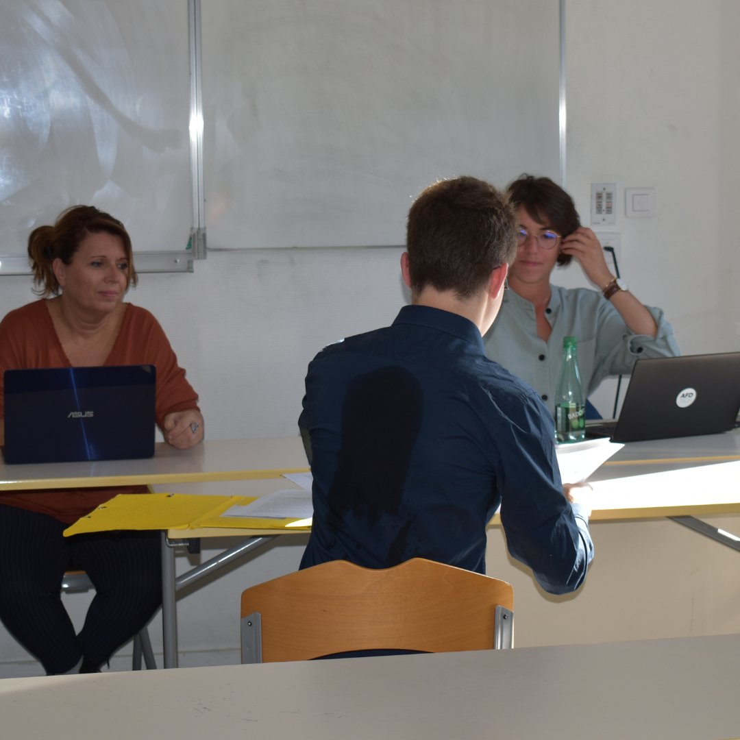 TelecomStE's tweet photo. Des entretiens d'embauche à Télécom St-Etienne ?
Nos étudiants #ingénieurs #FISE de 3e année participent à des simulations d'entretien avec l'aide de #entreprises partenaires.
Étudiants / Enseignants / Entreprises ensemble vers des objectifs d'ouverture et de développement. https://t.co/PEPL9Y7bJH