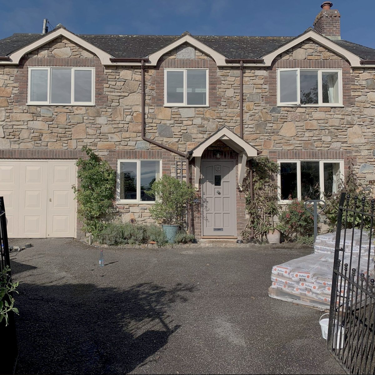 MAGAMemescoin's tweet photo. 😍 ANOTHER AMAZING DRIVEWAY 😍

Our team has pulled out all of the stops for this transformation!

Get your free quote today!
📧 info@oltco.co.uk

#JoinTheRevolution #Resin #ResinBound #ResinDriveway #Recycle #RecycleBound #ResinDriveway #Oltco https://t.co/d3x7h6S9Ia