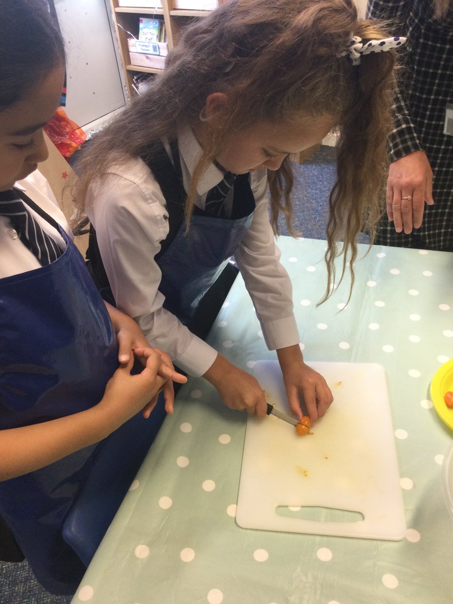 therookeries's tweet photo. Year 2 have had a wonderful morning making a greek salad! It certainly went down a treat! They learnt safe chopping techniques βclawβ and βbridgeβ.π₯π
#ROK #ClassroomKitchen #Year2 https://t.co/c0A79SsXOR