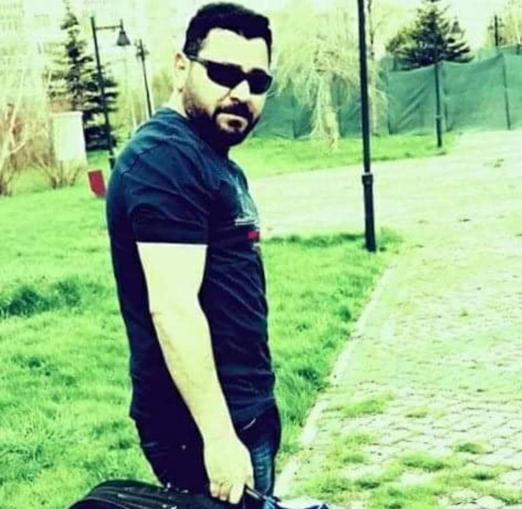 Ömrümüz, en alçak pusuların 
s/aklandığı;
bozgun ve herkesin pişmanlığı...
ömrümüz, yorulmuş ayrılıklardan..
açık kalmış bir yara, vakitsiz ve çok geç!

Ömrümüz, yalnızlıktan daha yalnız;
hüzünlü ve yenik!
öyle eksik ve yarım kalmış aşklardan geriye...

Birdal Erdoğmuş