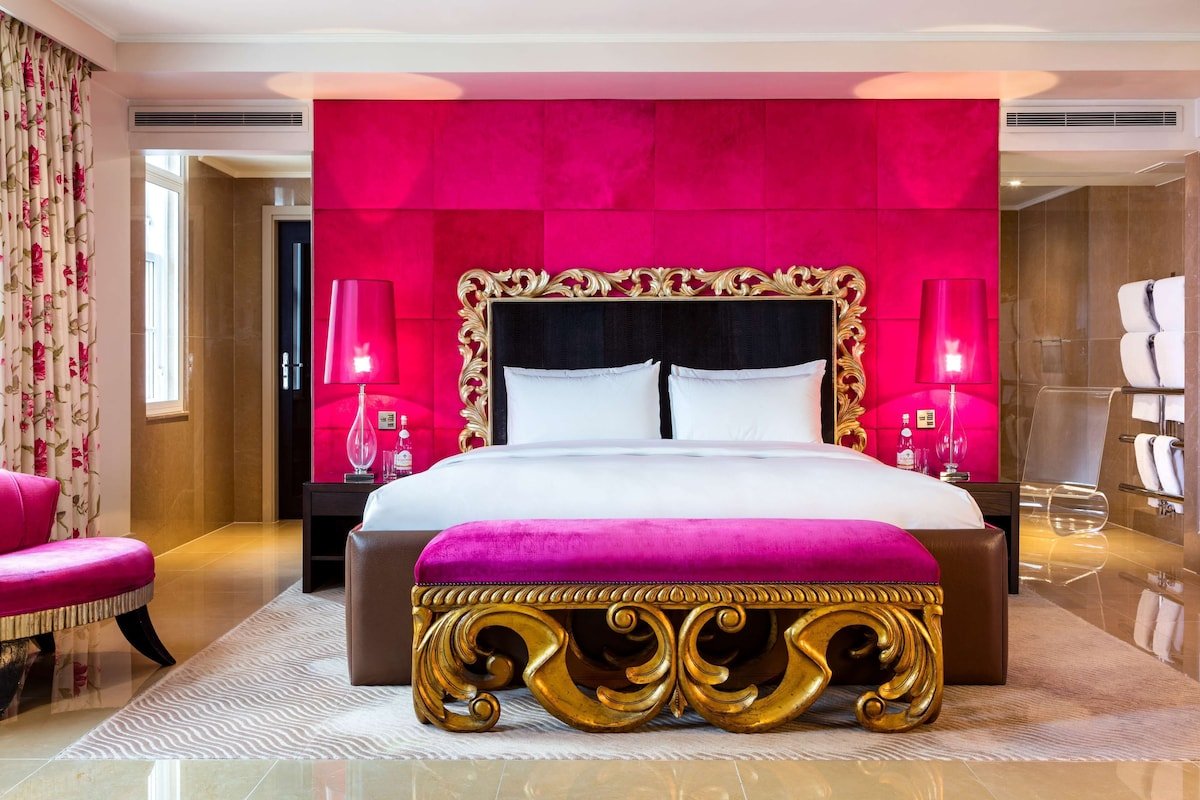 hotelsdotcomuk's tweet photo. The #PerfectSomewhere to celebrate #MeanGirlsDay? 
This very pink room at the Mayfair in London. So fetch 👛

📍: https://t.co/pOM9evLKb8 https://t.co/MepTjkaf2i