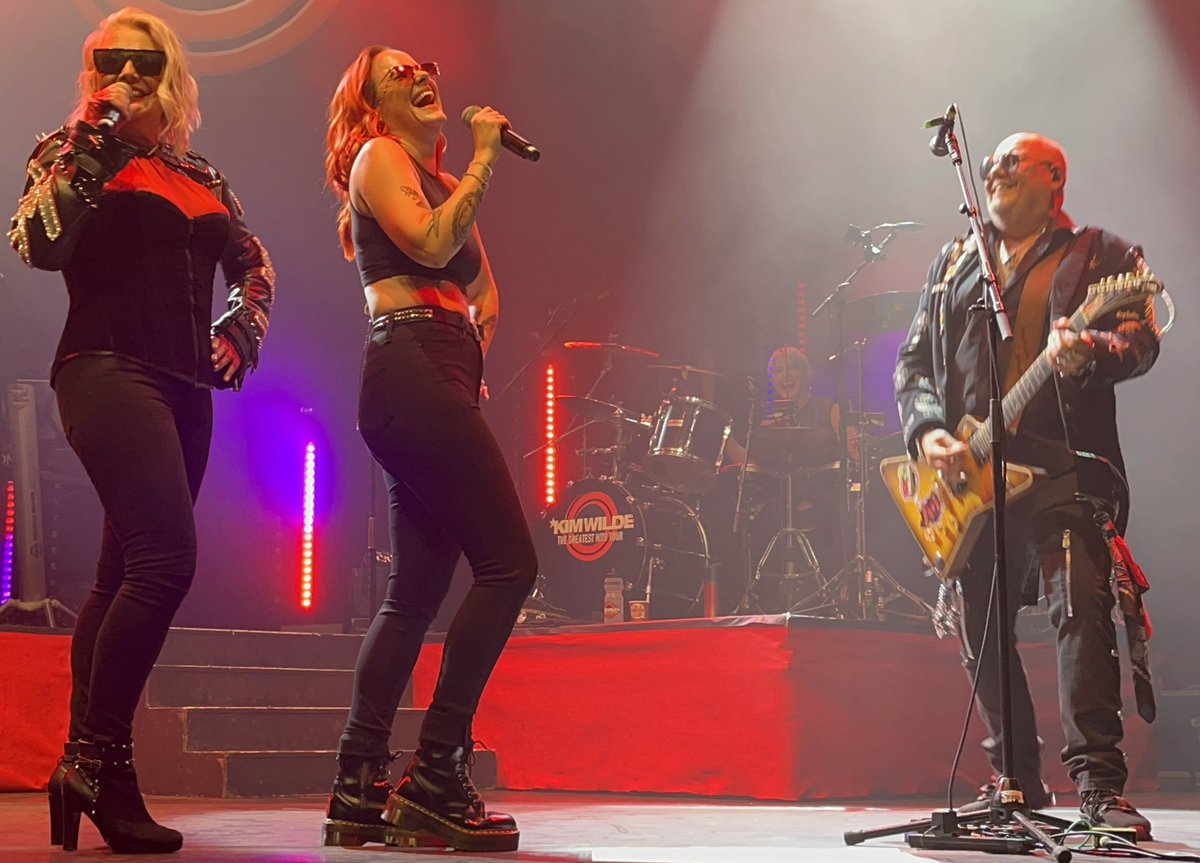 StreekyG's tweet photo. A fabulous evening in Cardiff back on 22nd with @kimwilde and her amazing band for #greatesthitstour #kimwilde #kidsinamerica #youkeepmehanginon #youcame #nevertrustastranger #chequeredlove #fourletterword @scarlettwilde @Wildericky https://t.co/YHyQBheWzM
