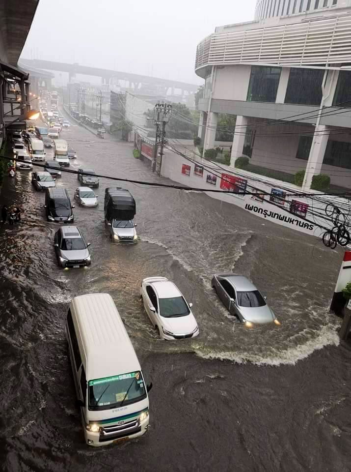 Heavy rain led to flooding in front of BITEC Bangna.

Do avoid the area for now if you can as the traffic is killing it there.

#Thailand #ฝนตก #นำ้ท่วม #รถติดหนัก #บางนา