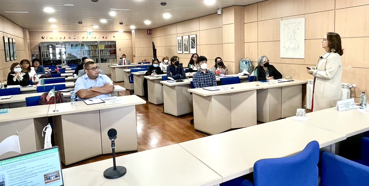 OissSec's tweet photo. La SG @ginariano presenta los principales #ProgramasOiss, propuestas de futuro, a alumnado del #MasterOiss en Prevención y Protección de Riesgos Laborales 🇦🇷 🇲🇽 🇵🇾 🇨🇴 🇬🇶 🇵🇪
#FormacionOiss
#AportesOiss https://t.co/So7SyT2tSl