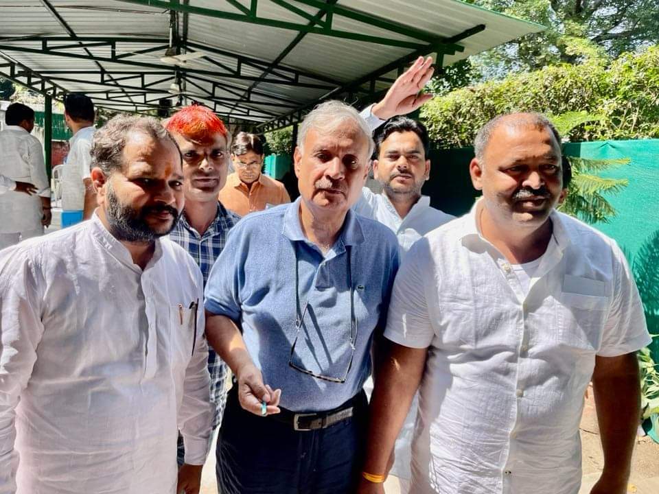 गुरुग्राम लोकसभा से हर बार के विजेता <a href="/Rao_InderjitS/">Rao Inderjit Singh</a> जी राज्य मंत्री भारत सरकार,
राव साहब के दिल्ली आवास पर ऐसा लगा ही नहीं कि हम बहुत बड़ी शख्सियत के साथ खड़े हैं, मानों जैसे वो हमारे ही गांव से हैं 🥰

माननीय से बस एक निवेदन हैं कि नूंह से अलवर तक रोड़ को फोरलेन करा दीजिये 🙏