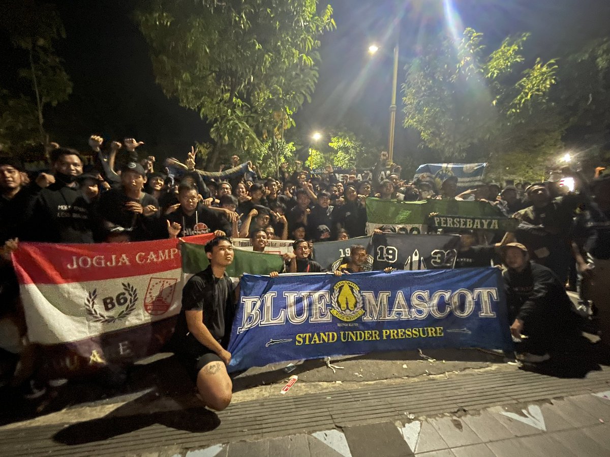 justnob0dy__'s tweet photo. pertemuan ini adalah kabar! klaten menjafi saksi. Sejatinya sepakbola adalah pemersatu. Untuk saudaraku aremania kami turut berduka cita semoga diberi ketabahan untuk keluarga yang ditinggalkan🥀

#PrayForKanjuruhan 
#SepakatDamai https://t.co/O7AmJ5NmAp