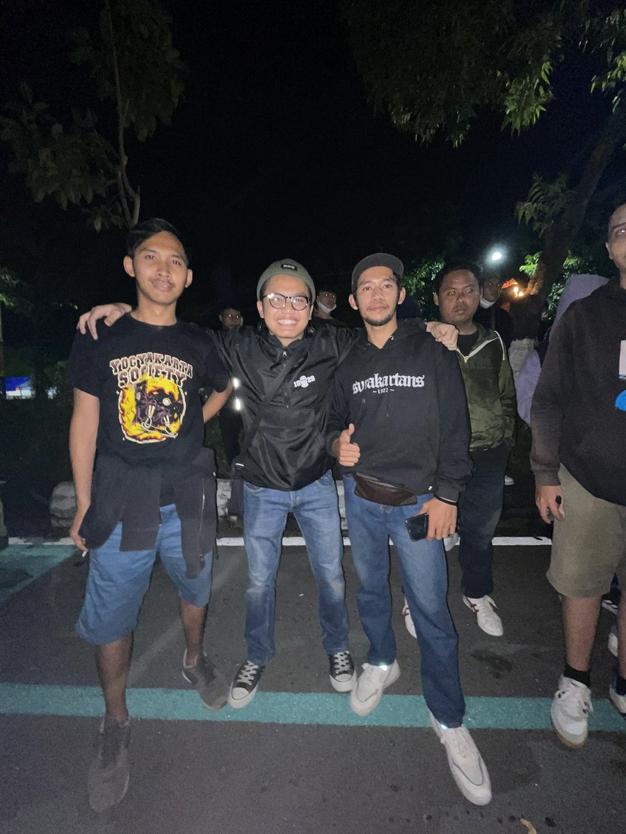 justnob0dy__'s tweet photo. pertemuan ini adalah kabar! klaten menjafi saksi. Sejatinya sepakbola adalah pemersatu. Untuk saudaraku aremania kami turut berduka cita semoga diberi ketabahan untuk keluarga yang ditinggalkan🥀

#PrayForKanjuruhan 
#SepakatDamai https://t.co/O7AmJ5NmAp